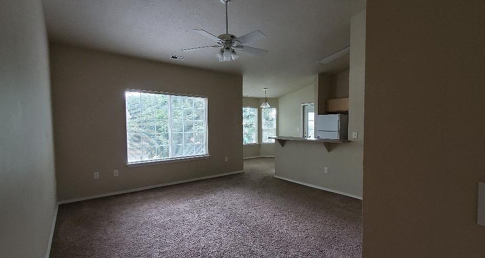 Entry/Living Room