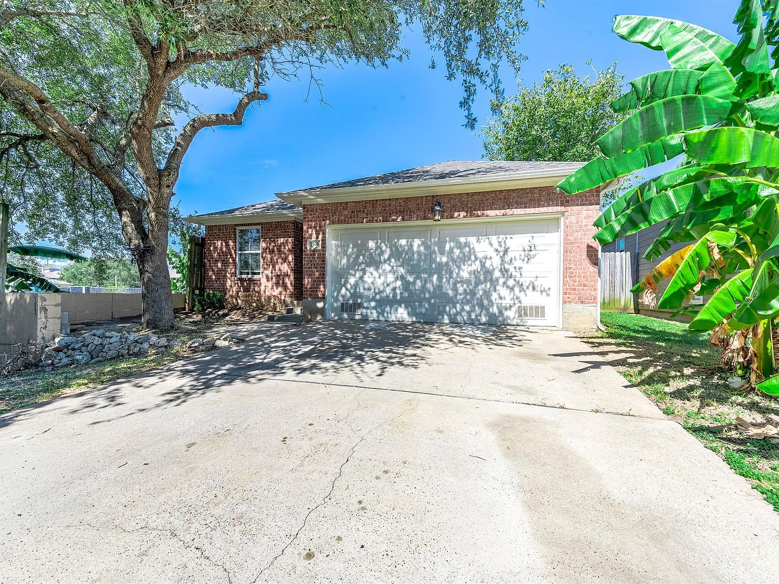 3 bed, 2.0 bath, 1572 sqft, $2,300 — Photo 2