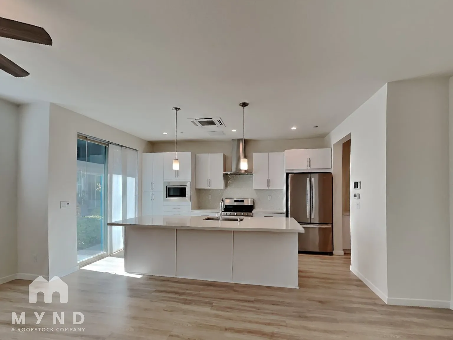 2 bed, 2.5 bath, 1010 sqft, $2,330 — Photo 2