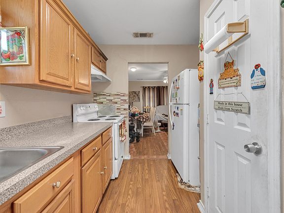 4th image of 914 Armstrong Rd
