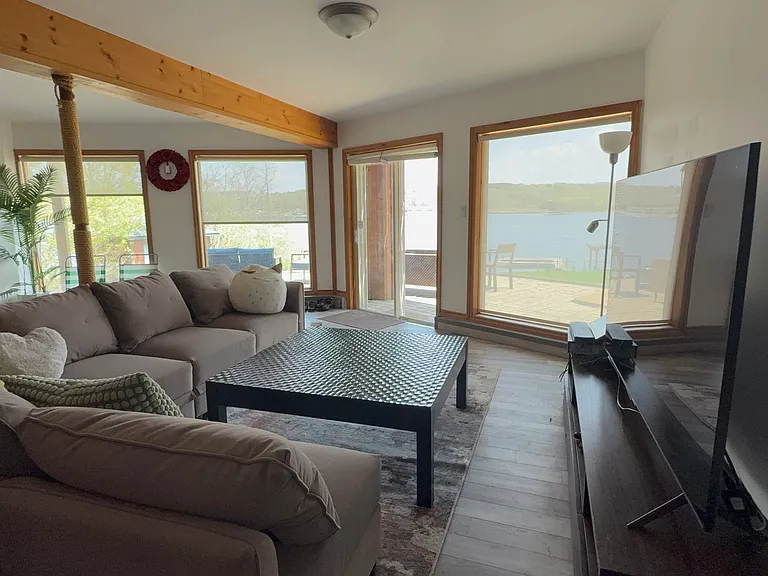 Entertainment area/ movies/ karaoke with full lake view, walk out to deck