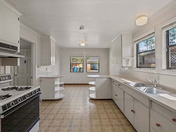 Spacious cozy kitchen