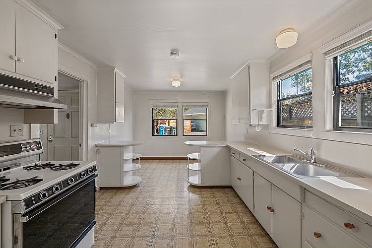 Spacious cozy kitchen