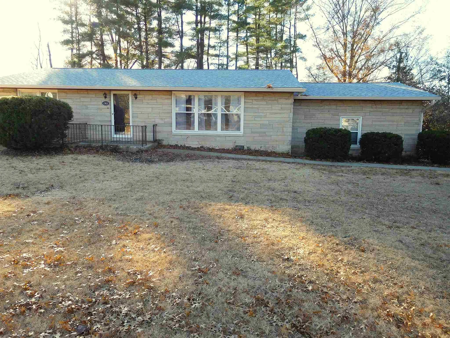 2411 N Laverne Dr photo 1