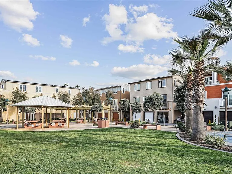 802 Santa Barbara Pl — Photo 3