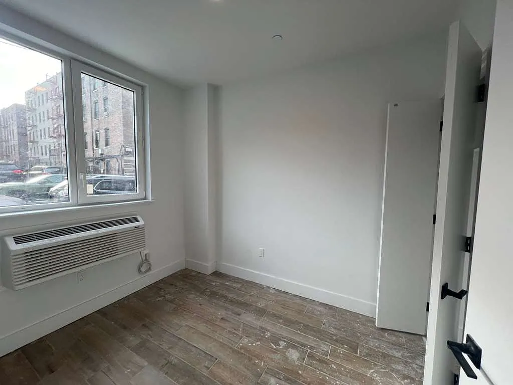 3 bed, 1000 sqft, $3,811 — Photo 3