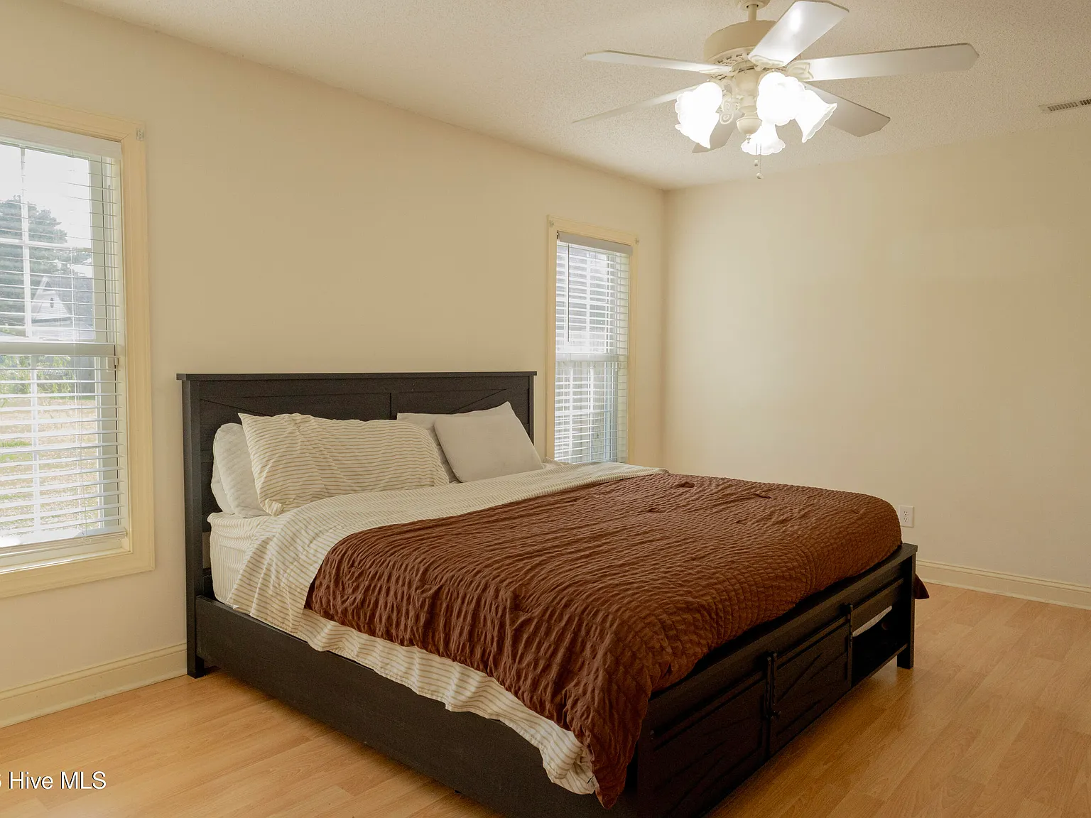 3 bed, 2.5 bath, 1623 sqft, $1,900 — Photo 1