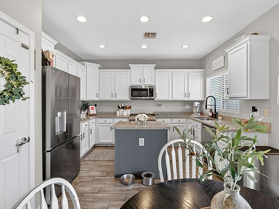 5th image of 118 W Dragon Tree Ave