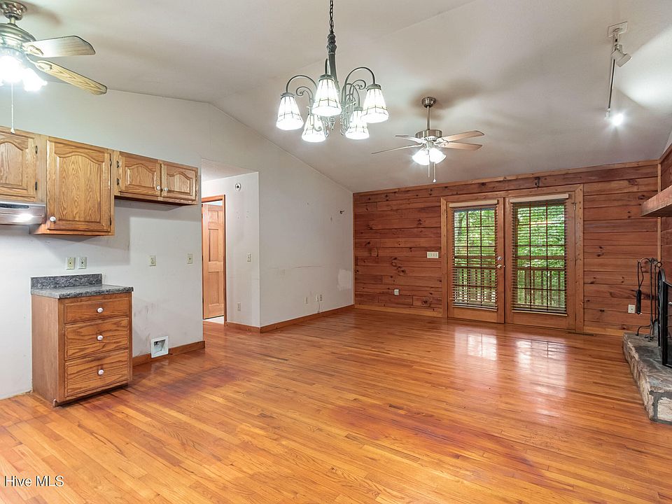 7th image of 186 Amandas Way