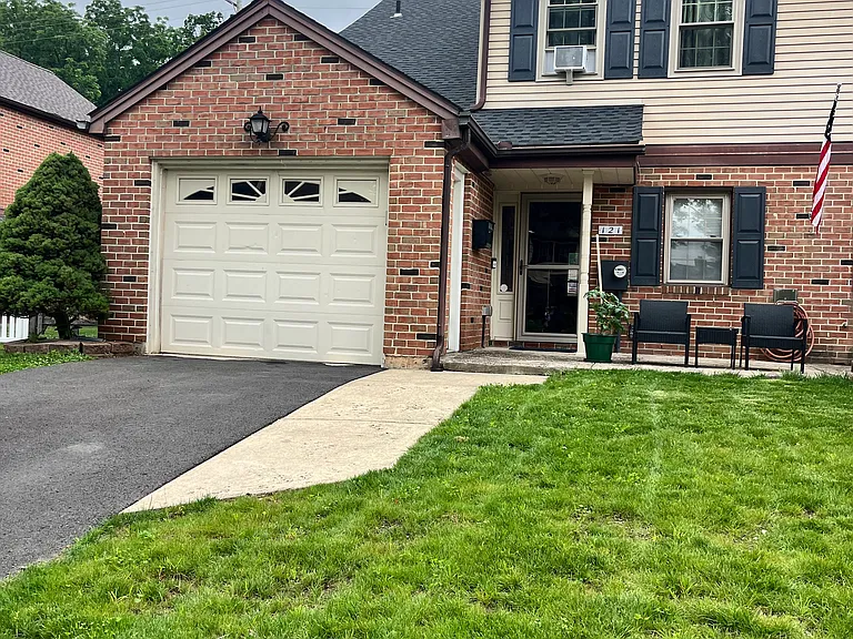 121 Garrison Ct — Photo 1