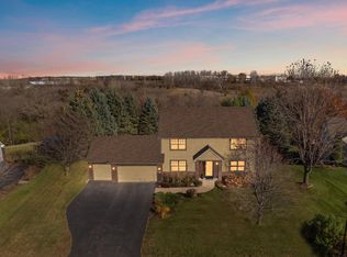 8123 Stone Creek Dr, Chanhassen, MN 55317