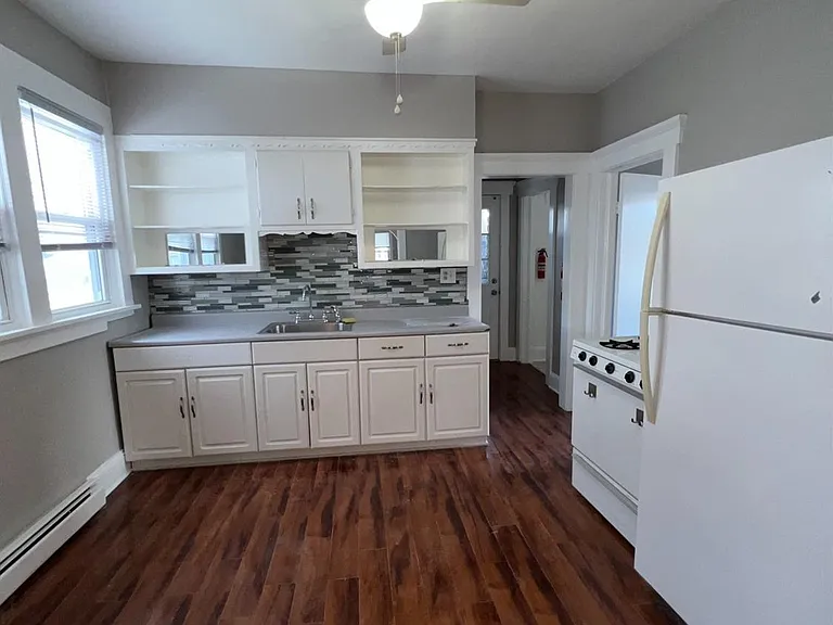 156 Holly St — Photo 2