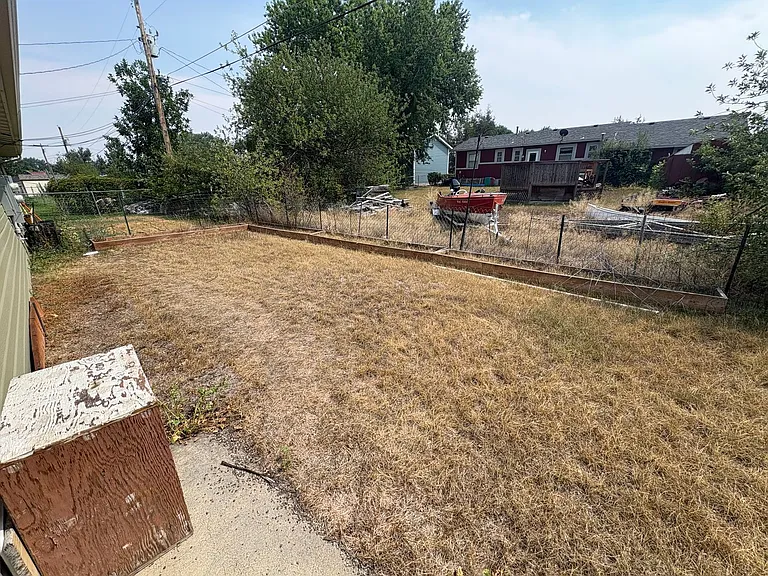 920 & 920-1/2 Crist Dr — Photo 11