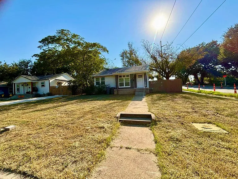1801 Columbia St — Photo 1