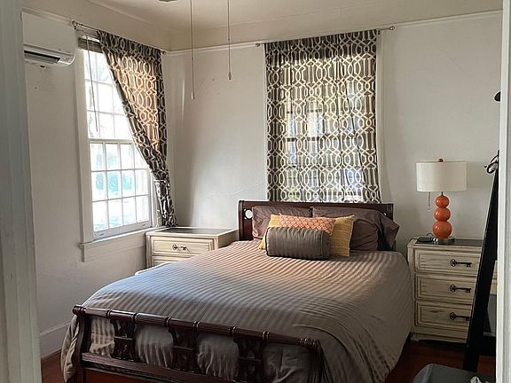 Front bedroom (queen sized bed!)