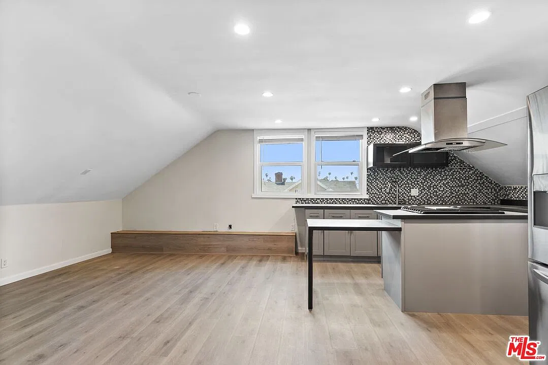2 bed, 800 sqft, $2,200 — Photo 2