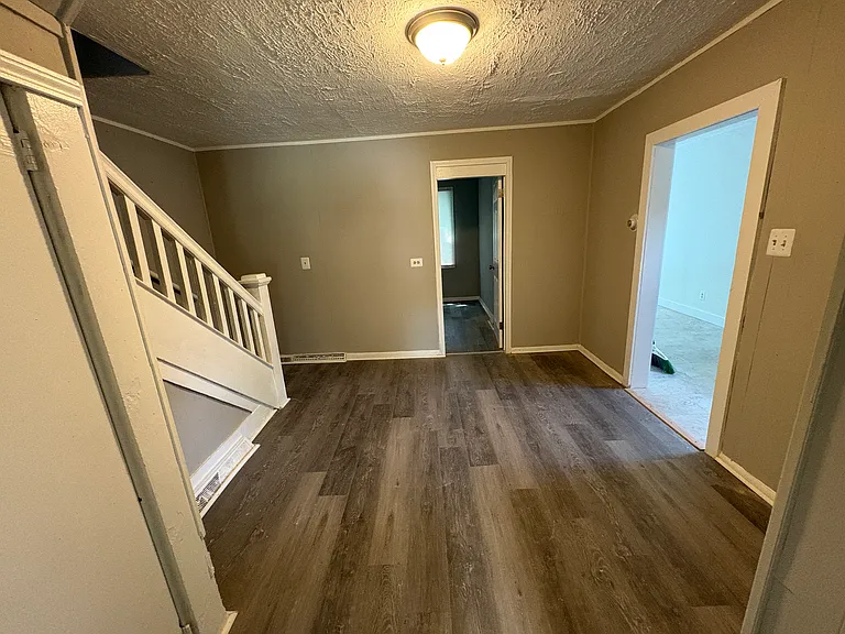 1254 Leeser Ave — Photo 2