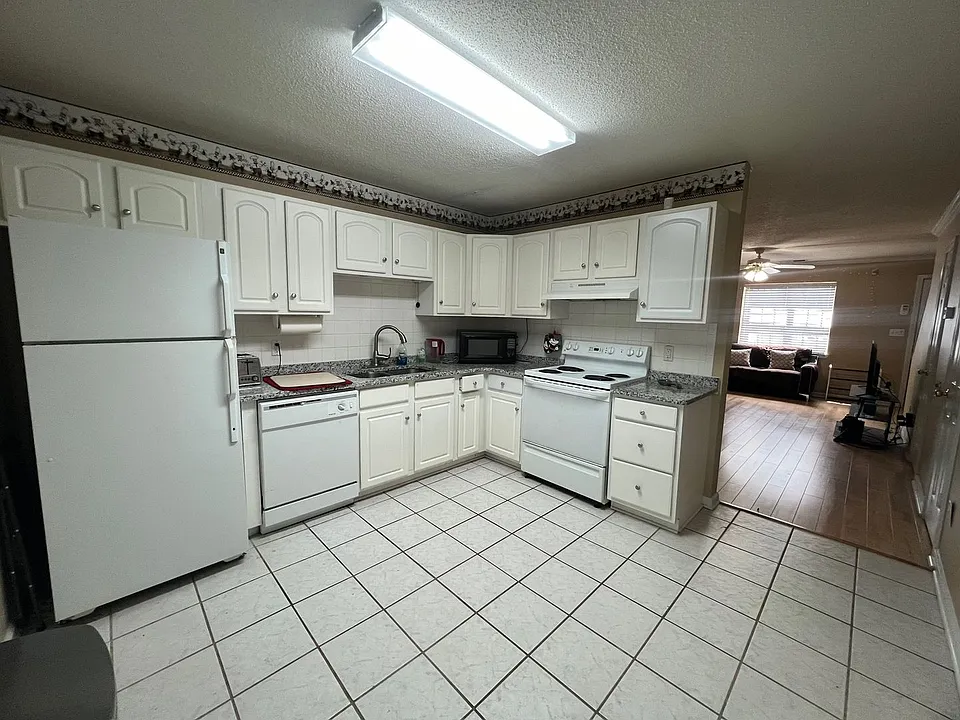 100 Woodstone Dr #33