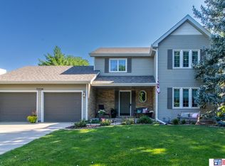 7220 Grand Oaks Dr, Lincoln, NE 68516