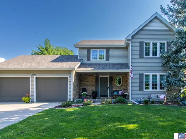 7220 Grand Oaks Dr, Lincoln, NE 68516