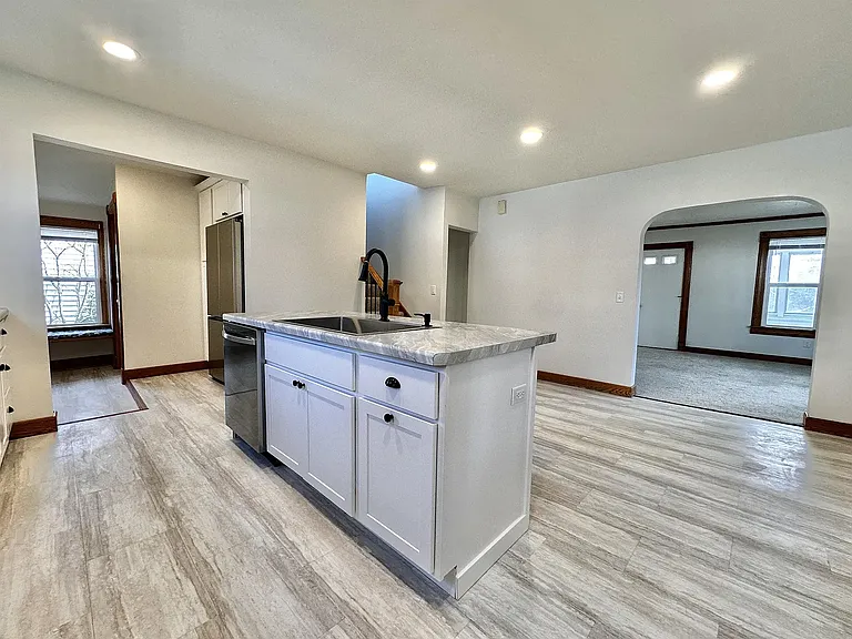 1008 Giles St — Photo 7