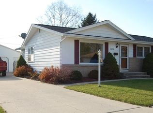 1609 Hillcrest Dr, Manitowoc, WI 54220
