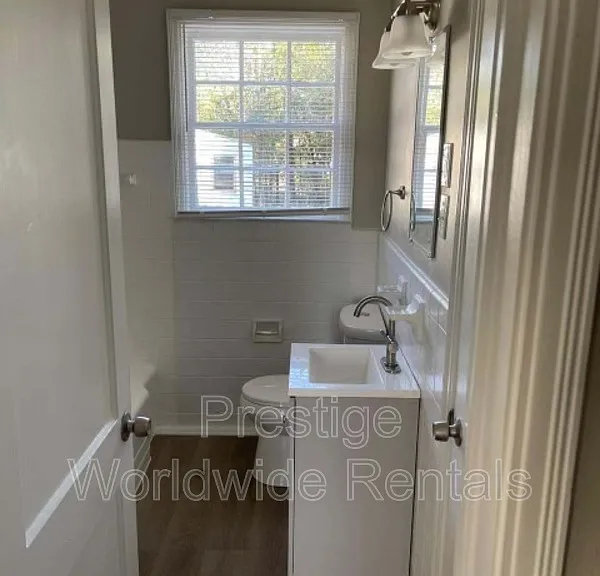 2338 Banks Ave — Photo 2