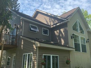 1736 Shoreline Dr, Hartland, MI