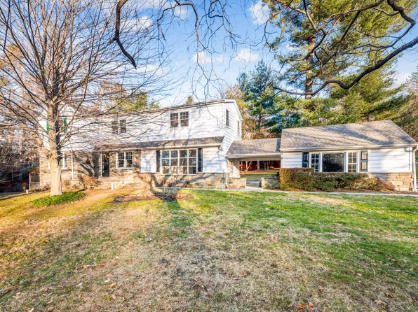 901 Academy Ln, Bryn Mawr, PA 19010