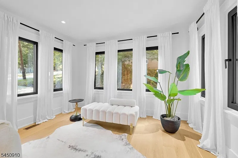 6 bed, 5.5 bath, 5559 sqft, $16,500 — Photo 4