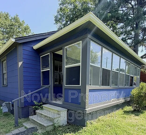 223 Waddell St — Photo 3
