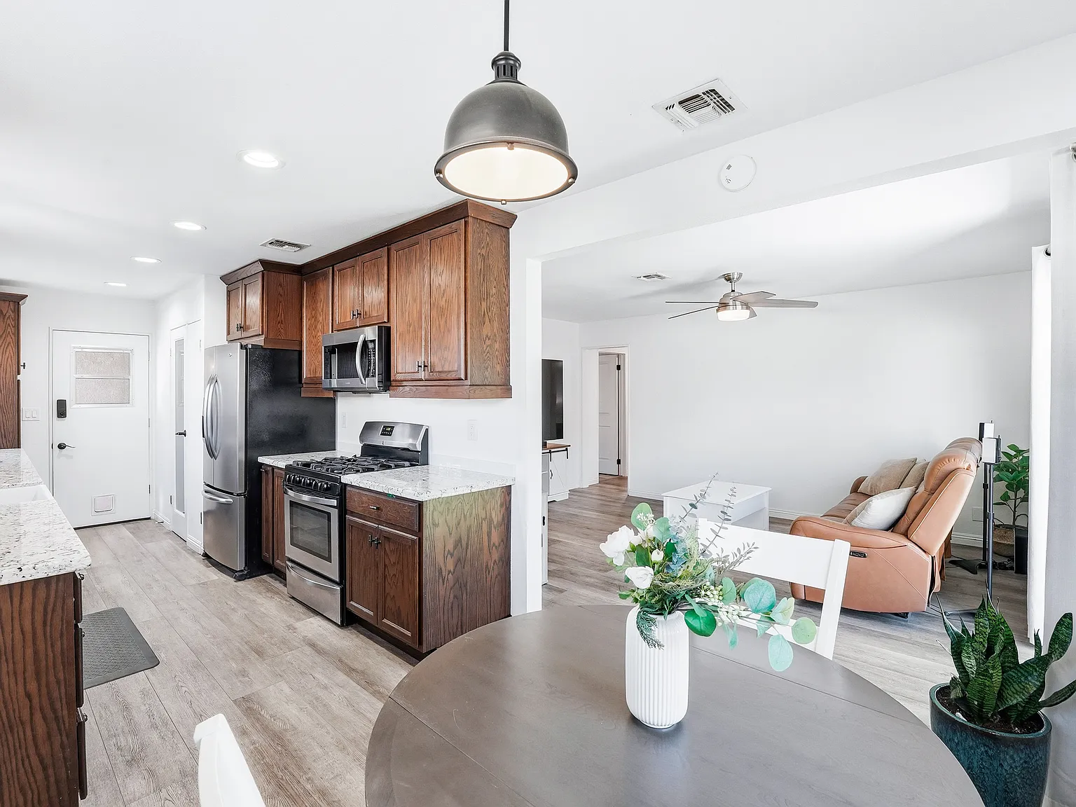 3 bed, 1189 sqft, $3,850 — Photo 4