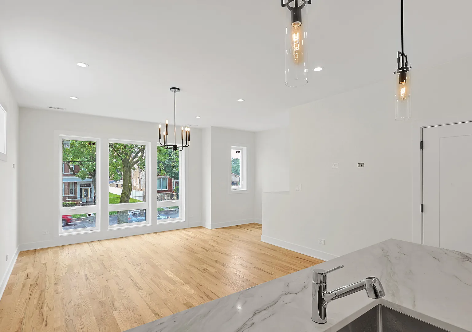 4217 S Indiana Ave — Photo 2