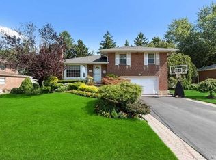 113 Oakwood Dr, Syosset, NY 11791
