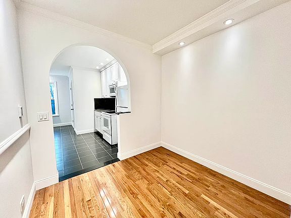 5th image of 187 Meserole St APT 3R