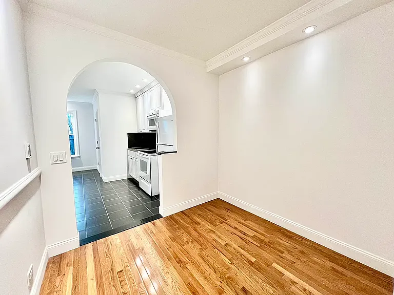 187 Meserole St #3R — Photo 5