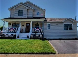 212 W Riviera Dr, Lindenhurst, NY 11757