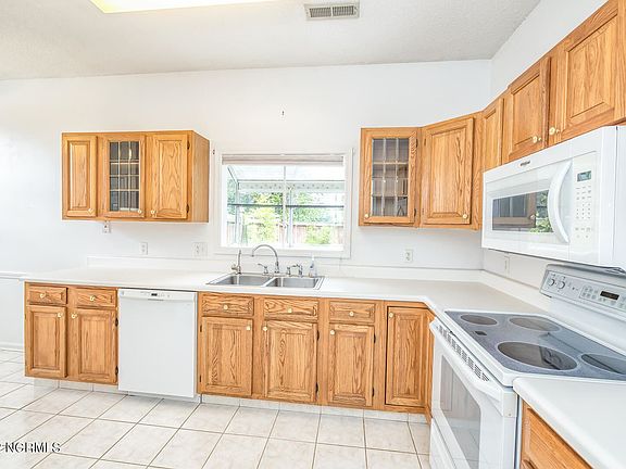5th image of 3723 New Colony Dr