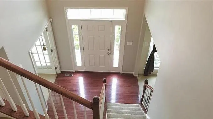 5 bed, 3.5 bath, 4908 sqft, $4,300 — Photo 2