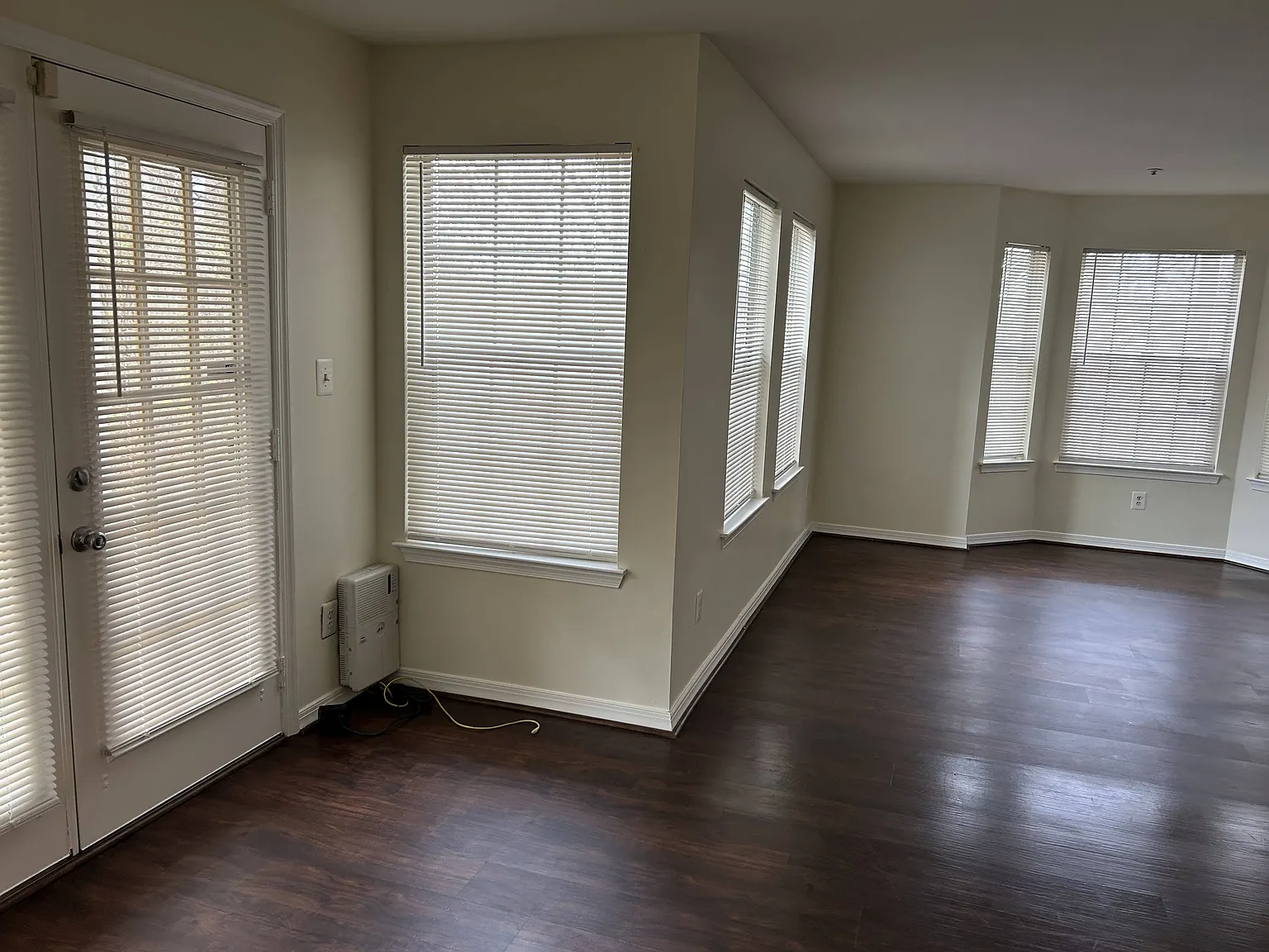 2 bed, 876 sqft, $2,000 — Photo 2