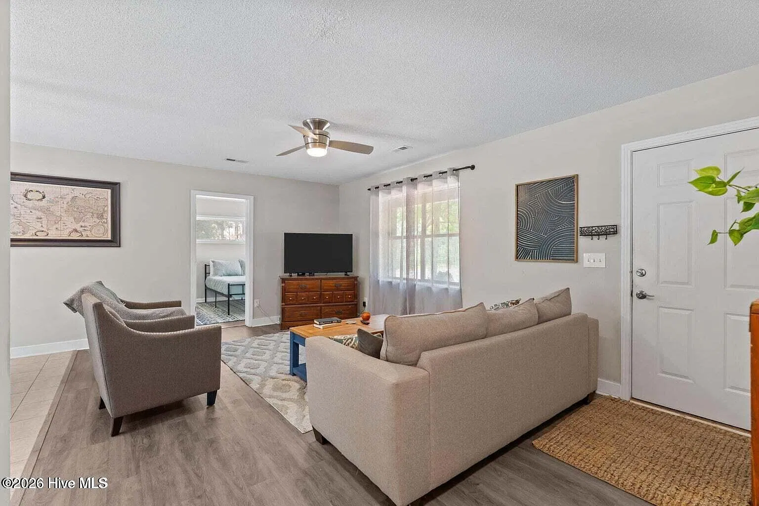 3 bed, 2.0 bath, 1158 sqft, $2,000 — Photo 2