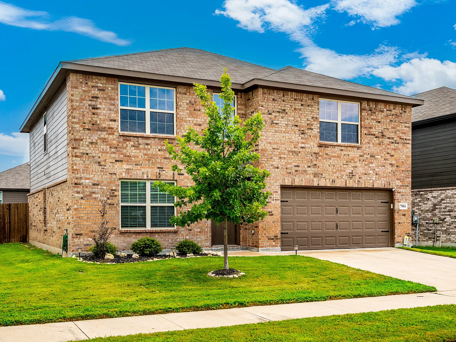 4 bed, 2.5 bath, 2389 sqft, $2,525 — Photo 2