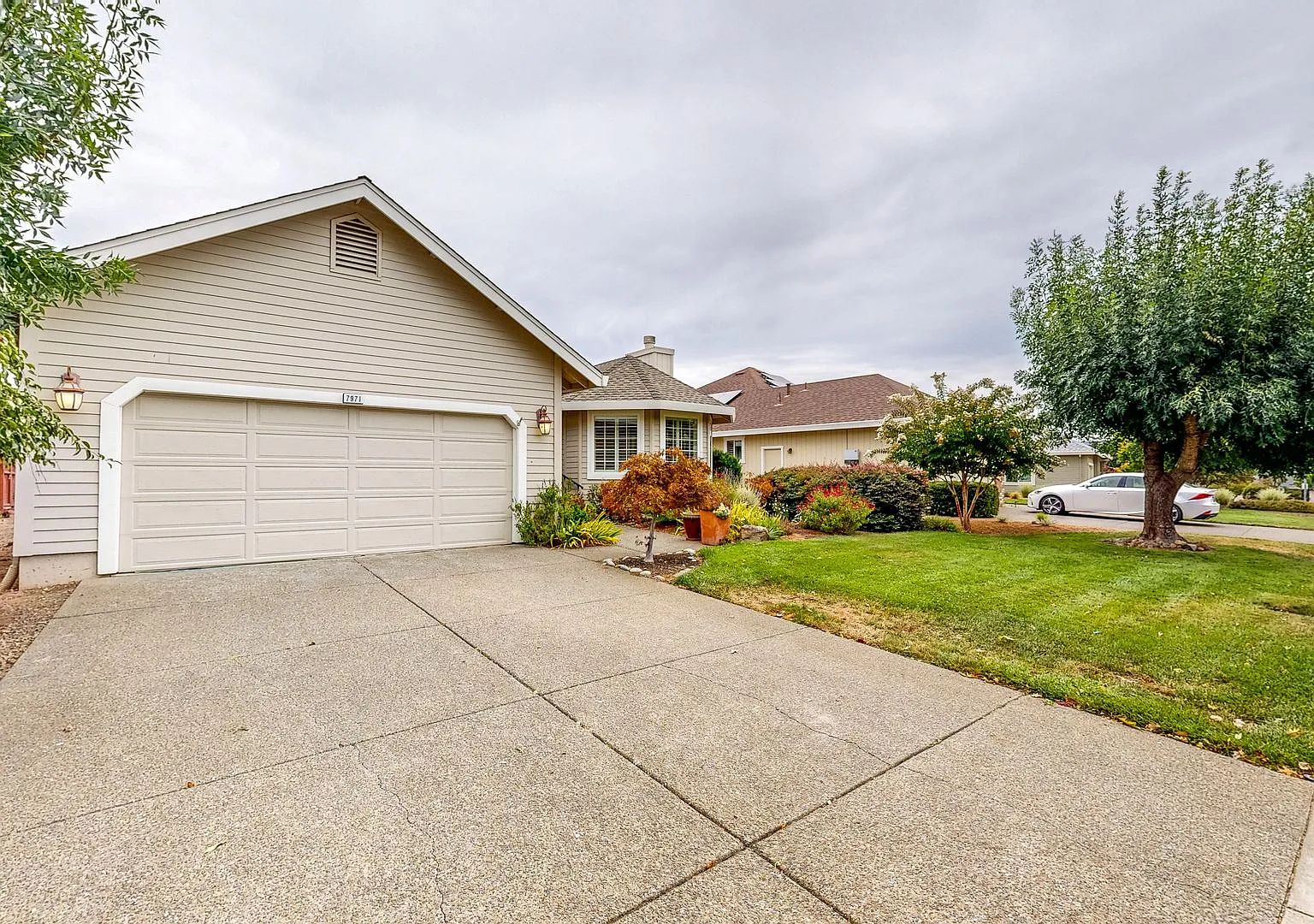 Lovely Three Bedroom Two Bathroom Single Level Home in Oakmont — Photo 2