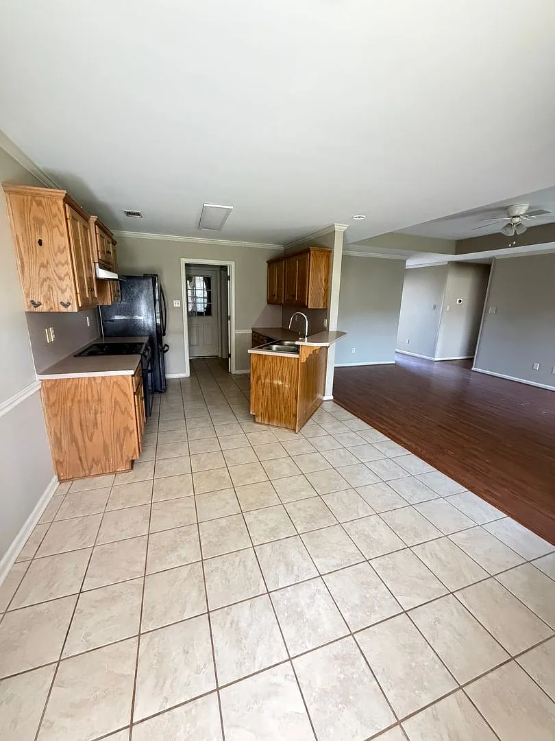 Building Photo - 102 Plumdale Dr