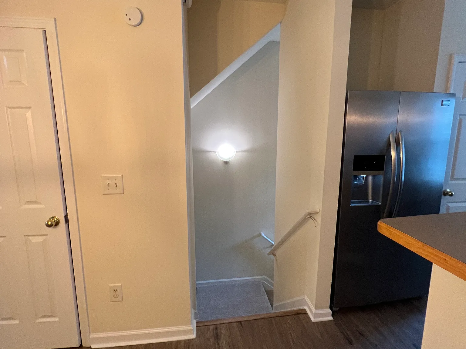 Large Gated 2BR/2.5 Three Level TH — Photo 4