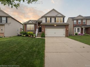 1111 Callaway Ct, Howell, MI 48843