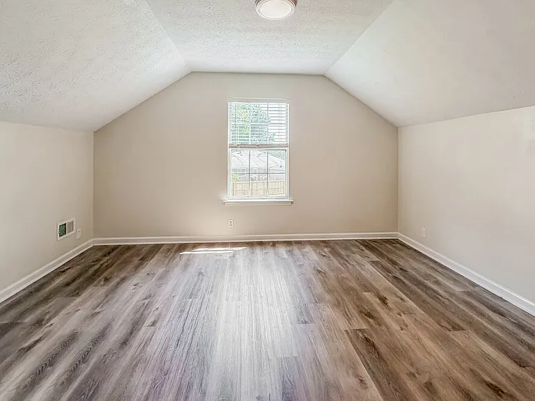 104 Carolina Ct — Photo 12