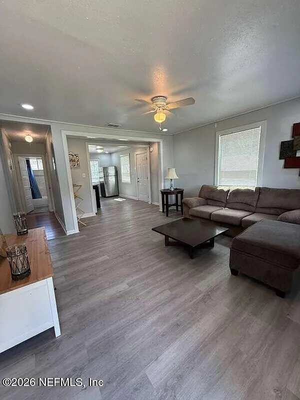 2 bed, 1.0 bath, 760 sqft, $1,000 — Photo 1