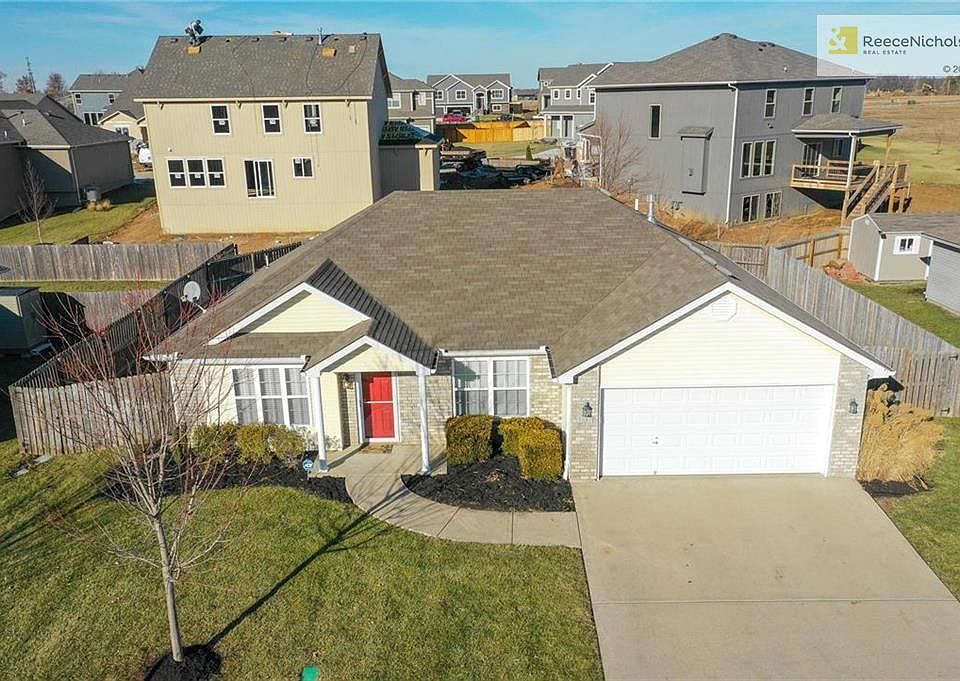 1st image of 107 SW Sun Garden St