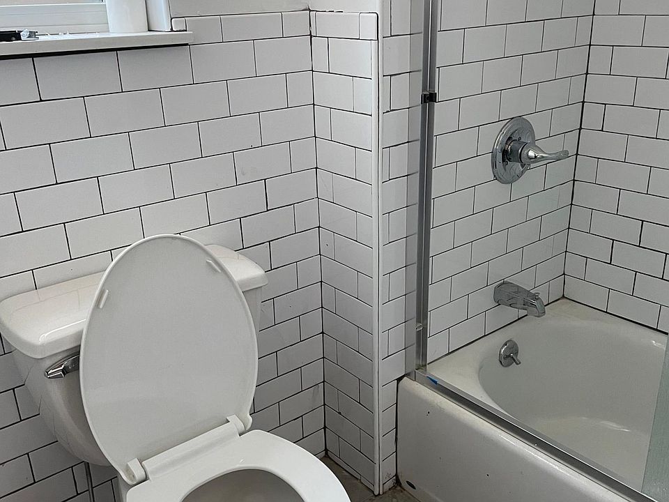 2nd image of 2418 E Tremont Ave